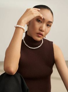 Lady wearing baroque freshwater pearl bracelet with S925 silver gold vermeil clasp Chic Minimalista, Silver Bead Earrings, Buckle Bracelet, Chanel Earrings, Baroque Fashion, Vintage Lover, Pearl Color, Recycled Sterling Silver, Crystal Pearls