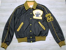 Vintage Selkirk College Millwright community trade jacket 60s/70s chenille patch Up for sale is a vintage trade school jacket from Selkirk College in Castlegar, BC, Canada. Black nylon body with yellow stripes along arms, waistband and collar, and yellow pocket welts. Great chenille patches at chest (Selkirk College Millwright program) and on left shoulder (Millwright Don name patch). Manufactured by Bouwitt of Winnipeg. TAGGED SIZE: 42, see measurements below. Measurements (inches): S Vintage Cotton Outerwear With Embroidered Logo, Vintage Varsity Jacket With Patches For College, Vintage College Varsity Jacket With Patches, Vintage Embroidered Patch Winter Outerwear, Vintage College Outerwear With Patches, Vintage Outerwear With Patches For College, Vintage Outerwear With Embroidered Patch For Winter, Retro Long Sleeve Outerwear With Logo Patch, Vintage Embroidered Patch Outerwear For Streetwear