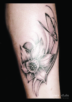 a black and white flower tattoo on the leg