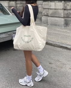 Sporty And Rich Bag, Tote Bag Outfit, Gym Crush, Cute Workout Outfits, Cute Gym Outfits, Cute Ideas, Gym Clothes Women, Gym Outfits, Boost Your Confidence