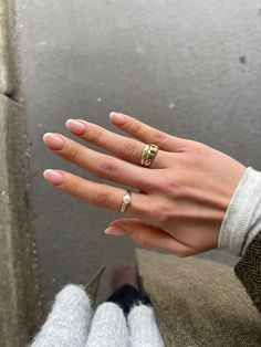 Styling Rings Multiple, Classy Ring Stack, Matilda Djerf Nails, Copenhagen Style Nails, Golden Rings Aesthetic, Stockholm Style Nails, Sofia Richie Nails, Cute Gold Rings, Stockholm Nails