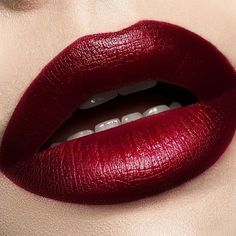 Bold Lipstick Makeup, Maquillage Kylie Jenner, Dark Red Lips, Hot Pink Lips, Bold Lipstick, Lip Beauty, Makeup Store, Kissable Lips