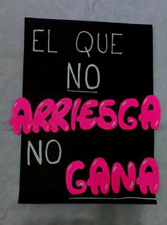 a sign that says el que no arriesca no gana on it