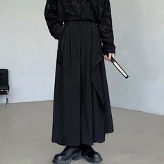 45854184997086|45854185029854|45854185062622|45854185095390 Modern Japanese Outfit, Hakama Pants Outfit, Japanese Pants Men, Traditional Japanese Fashion, Japanese Hakama, Wide Leg Trousers Casual, Japanese Style Fashion, Japanese Pants, Hakama Pants