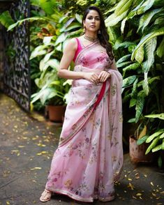 Floral Organza Saree Blouse Designs, Pure Organza Sarees, Organza Saree Blouse Designs, Floral Organza Saree, Best Jeans For Women, Saree Floral, Backless Blouse Designs, Simple Sarees, Organza Sarees