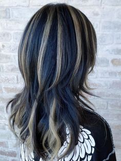 Long Layered Haircut with Chunky Highlights Summer Hairdos, Blonde And Blue Hair, Chunky Blonde Highlights, Blue Hair Highlights, Skunk Hair, Chunky Highlights, Dark Blue Hair, Colors Hair, Vibrant Hair