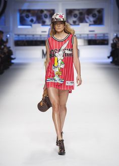 Moschino AW 15/16 Fashion Show Unusual Clothes, Dolly Fashion, Street Style Edgy, 2015 Trends, Women Bags Fashion, Official Store, Fashion Dolls, Runway Fashion