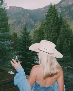 #cowgirl #granola #aesthetic #photography #adventure #outdoor #forest #summer Bougie Cowgirl Aesthetic, Aspen Aesthetic Summer, Montana Cowgirl Aesthetic, Aspen Summer Aesthetic, Rich Cowgirl Aesthetic, City Cowgirl Aesthetic, Wyoming Photoshoot, Mountain Cowgirl Aesthetic, Teotihuacan Outfit