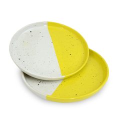 PRICES MAY VARY. 🍽️ Distinctive Handcrafted Design: Experience the charm of our roro plates, each meticulously hand-molded to bear the unique indentations of artisan fingers. This design not only offers a rustic look but also provides an interesting tactile sensation, setting it apart from conventional plates. 🍋 Vibrant Dual-Tone Palette: Revel in the rich fusion of lemon yellow (often likened to a deep ocher) and speckled white. With about 1/3 to 1/2 of the plate's surface adorned in yellow a Speckled Plates, Colorful Dishware, Yellow Restaurant, Citrus Desserts, Appetizer Plates Set, Yellow Plates, Bistro Style, Fish Plate, Mediterranean Dishes