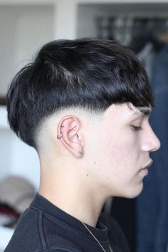 Hair Stail, Taper Fade Curly Hair, Black Outfit Men, Textured Haircut, Taper Fade Haircut, Tapered Haircut, Summer Haircuts