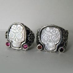 Beautiful skulls Sugar Skull Ring, Skull Wedding Ring, Ring Day, Skull Wedding, Skull Jewelry, Skull Ring, Skull And Bones, Day Of The Dead, Wedding Ring Sets