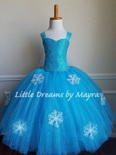 Bienvenue dans Little Dreams de Mayra Cette robe est absolument adorable, bouffante et très très brillante ! Elle est composée de quatre couches de tulle qui la rend très bouffante et de style princesse, la jupe est faite de tulle pailleté turquoise et de tulle turquoise et de flocons de neige en plastique autour de la robe qui feront briller votre tout-petit ! Les bretelles de la robe sont faites de ruban que vous devez serrer dans le dos avec un noeud et de l'organza Le haut a une pièce magnifique avec un tissu brillant à paillettes, cette pièce est collée à la robe, si vous n'en voulez pas, je peux faire la robe sans et le prix sera réduit, veuillez m'envoyer un message avec la taille nécessaire et je vous enverrai un lien payer une robe La cape est faite de tulle pailleté blanc et de t Frozen Princess Dress, Organza Top, Birthday Party Outfits