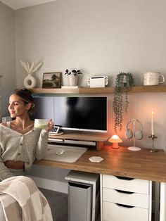 Desk set up gaming room minimal cozy gamer girl boho monitors headphones desk decor brown neutral aesthetic home decor home interior gaming room ideas vintage cottagecore decor ideas Bedroom Ideas Trendy, New Bedroom Ideas, Hype Beast, New Bedroom, Home Inspo