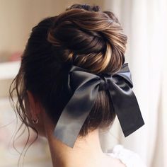 Hair Specialist, Up Dos For Medium Hair, Bow Hairstyle, Trendy Hairstyle, Bun Hairstyle, Haircut Hairstyle, Bridal Hairstyles, Penteado Cabelo Curto, Black Bow