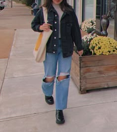 Blue Jean Jacket Fall Outfits, Jean Jacket Outfits Europe, Fall Outfits Denim Jacket, Oversize Black Denim Jacket Outfit, Outfit With Oversized Jean Jacket, Black Jean Jacket Outfits Fall, Oversized Denim Jacket Outfit Spring, How To Style Black Jean Jacket, Black Courdory Jacket Outfit