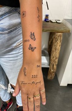 Sticket tattoo sleeve Tato Minimal, Small Girly Tattoos, Hand And Finger Tattoos, Petite Tattoos, Dope Tattoos For Women, Small Hand Tattoos, Cute Tattoos For Women, Classy Tattoos, Discreet Tattoos