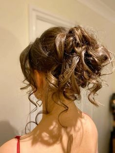 dark brown messy curly bun prom date night hairstyles Classic Hair, Prom Hairstyles, Aesthetic Hair, Hairstyles Haircuts, Hair Day, Prom Hair, Hair Updos