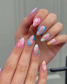 Daisy Nails Are The Spring Nail Trend That's Here To Stay For Summer Easy Summer Nail Designs, Cute Nail Art Ideas, Nail Designs For 2023, Mix Match Nails, Uñas Ideas, Daisy Nail Art, Summer Nail Designs, Nail Looks, Moon Nails