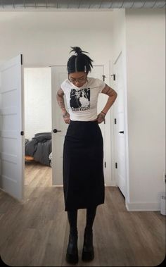 Professional Egirl Outfits, Rock Skirt Outfit, Midi Black Skirt Outfit Casual, Thrift Skirt Outfit, Fall Outfit Inspo Skirt, Goth In The Summer, Style Midi Skirt Winter, Black And White Clothing Aesthetic, Black Midi Skirt Outfits