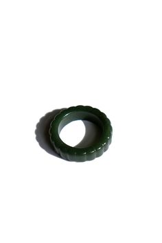 Sophia skinny — Ribbed jade ring - seree Powerful Fashion, Water Mixes, Stylish Rings, Nephrite Jade, Jade Ring, Dark Green, Jade, Carving, Gemstones