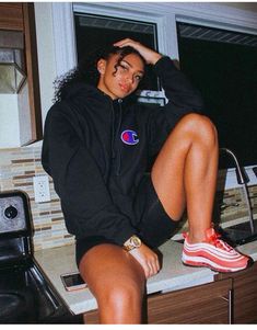 Champion Hoodie Outfit, Tomboy Baddie, Champion Outfit, 90's Outfit, Girls Streetwear, Rolling Loud, Streetwear Girl, Baddie Fits, Streetwear Mode