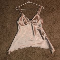 Perfect Condition And Gorgeous Color No Size Listed But Would Fit A M/L Aritzia For Exposure! Satin Cami, Vintage Tops, Womens Tops, Satin, Tank Tops, Cream, Women Shopping, Color