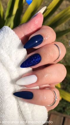 Faça uma renda de até 3 mil reais com design de unhas. Domine a arte do nail design: inscreva-se agora!/unhas decoradas/unhas bonitas/unhas de gel/unhas amendoada/unhas elegantes/unhas do momento/unhas pretas/unhas vermelha Blue And White Nails, Chic Nails, Nail Polishes, Stiletto Nails, Nude Nails, Blue Nails, Nail Designer, Almond Nails