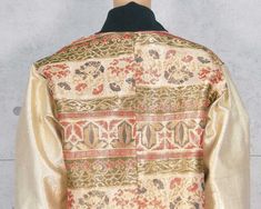 The jacket, which is casual in appearance yet glamorous and luxurious, is decorated with shiny gold leaf threads throughout, creating a noble presence. The abstract pattern of red and green gives the work a colorful and gorgeous appearance, and the ground pattern on the sleeves floats in gold, giving the work a sense of refinement down to the smallest detail. Dark green thick rib-knit fabric is used for the collar, cuffs, and hem, and lining is made of Meisen fabric.An adhesive core is used on t Japanese Jacket, Vintage Kimono, Gold Threads, Japanese Fashion, Vintage Japanese, Pure Silk, Abstract Pattern, Woven Fabric, Rib Knit