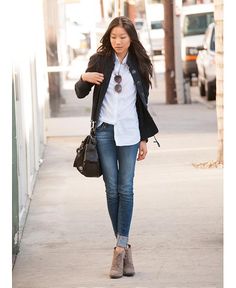 Do’s & Don’ts: How to wear ankle boots. Yes, this mama needs help figuring out the rules!! Parisian Outfits, How To Wear Ankle Boots, Boots Outfit Ankle, Parisian Chic Style, Cuffed Jeans, Outfit Jeans, Mode Casual, Cooler Look, Looks Street Style