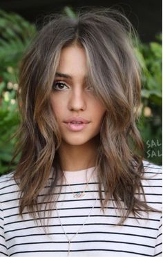 Omg love the color and cut! Wish my hair could do that Medium Lenth Hair, Long Hair Cuts, Great Hair, Layered Haircuts, Pretty Hairstyles, Wavy Hair, Hair Looks, Medium Length Hair Styles