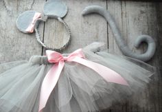 Mouse Halloween Costume Baby Size. $32.00, via Etsy. This could be easily made. Gray no see tutu, pink bow, mouse ears & tail. Halloween Kostüm Baby, Halloween Mouse, Mouse Halloween, Etsy Halloween, Mouse Costume, Baby Costume, Fantasias Halloween, Cute Costumes