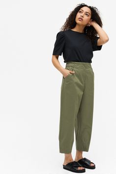 Khaki Linen Trousers Outfit, Zara Green Trousers Outfit, Khakis Outfit For Women, Versatile Khaki Trousers, Chic Olive Trousers, Olive Spring Trousers, Green Trouser Outfit Women, Khaki Cotton Trousers, Khaki Trousers Outfit