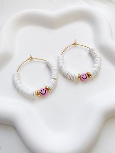 Brighten your outfit with these beautiful smiley heishi bead earrings. ITEM DETAILS  ⭐ 35mm Stainless steel hoops ⭐ Heishi beads ⭐ Acrylic smiley beads ⭐ Stainless steel disc beads CARING TIPS  🤍 Keep your jewelry dry and away from perfumes or any harsh chemicals 🤍 Store your jewelry separately, avoid wearing it if you are going to work out. Thank you so much for visiting my shop! Have fun creating your favorite combinations and enjoy your new jewelry! Clay Disc Earrings, Flat Clay Bead Earrings, Clay Bead Hoop Earring Ideas, Heishi Bead Keychain, Heishi Earring Ideas, Clay Heishi Bead Bracelets Ideas, Polymer Clay Bead Earrings, Clay Bead Earrings Ideas, Hoop Earrings Y2k