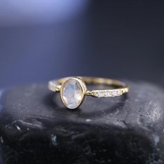 Ein Vintage-Stil ovaler Mondsteinring
Der Mondstein ist auch als Stein der Liebenden bekannt ein Symbol der Freundschaft und Liebe, was Mondsteinringe zu einem perfekten Geschenk für einen geliebten Menschen macht; Es ist auch der Geburtsstein für Juni und symbolisiert Gesundheit, Wohlstand und Langlebigkeit.
Hergestellt aus 925er Sterlingsilber: zart, langlebig und hypoallergen
Dieser ovale Mondsteinring aus 925er Sterlingsilber ist zart, langlebig und hypoallergen. Dort, wo es gilt, sehen Sie einen Stempel. 
Sterlingsilber ist hypoallergen und eignet sich daher hervorragend für empfindliche Haut. Es ist außerdem langlebig und perfekt für den täglichen Gebrauch; Sie können ins Fitnessstudio gehen, duschen und darin schlafen.
Es ist bereit als Geschenk!
Dieser ovale Mondsteinring wird in e Moon Stone Ring, Princess Diana Ring, Rings For Women Wedding, Diana Ring, Friendship Symbols, Engagement Rings For Women, Vintage Style Art, Moss Agate Ring, Fidget Rings