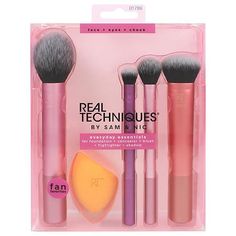 Your one and done set to master pro-styled looks for face, cheeks and eyes. Cover, color, blend. RT 400 blush tapered, soft and fluffy bristles blend powder blush evenly for a smooth, natural look miracle complexion sponge soft, flexible foam blend liquid and cream foundation into a luminous, dewy finish use dry for full coverage or damp for dewy glow RT 300 deluxe crease short, dense bristles layer and blend cream and powder eyeshadows evenly into eye crease RT 402 setting soft and fluffy brist Essential Makeup Brushes, Real Techniques Brushes, Makeup Brush Kit, Blush Highlighter, Beauty Sponge, Real Techniques, Brush Kit, Face Primer, Cleansing Gel