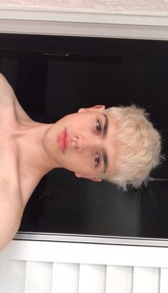 Men Blonde Hair Dyed, Men Platinum Hair, Blonde Hair Color Men, Bleach Hair Men, Bleach Blonde Hair Men, Platinum Blonde Men, Mens Dyed Hair Ideas, Bleached Hairstyles, Bleached Hair Ideas