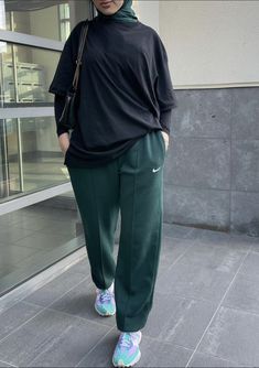 Athletic Modest Outfits, Modest Gym Outfits Aesthetic, Gym Outfit Modest, Style Olahraga Hijab, Modest Workout Outfits For Women, Modest Gym Clothes, Hijabi Workout Outfits, Modest Workout Outfits