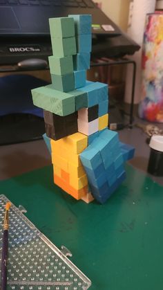 loro de minecraft con cubitos pintado a mano Minecraft Cube Art, Minecraft Craft Ideas, Wooden Cube Crafts, Diy Minecraft Decorations, Minecraft Diy Crafts, Minecraft Diy, Minecraft Gifts, Diy Minecraft, Minecraft Decorations