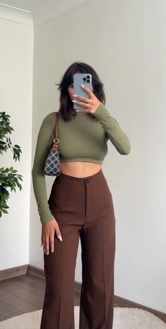 Orientation Day Outfit, Outfit Con Pantalon Cafe, Orientation Outfit, Brown Crop Top, Elegante Casual