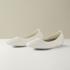 Crafted with silky-smooth, breathable eucalyptus tree fiber and a secure fitted collar, the Tree Breezer is a versatile, lightweight, and comfortable ballet flat with no break-in necessary. | Allbirds Women's Tree Breezers, Comfortable Flats For Women, White, Size 10.5 Allbirds Slippers, Allbirds Tree Breezers, Comfortable Ballet Flats, White Temple, Fringed Belt, Lipstick Bag, Eucalyptus Tree, Chain Strap Bag, Oversized Tote Bag