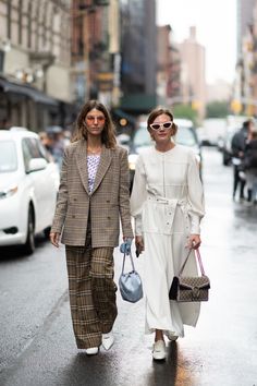 New York Fashion Week Street Style Is All About Staying Cool+#refinery29 New York Winter Fashion, Winter White Outfit, New York Fashion Week Street Style, Beige Outfit, Estilo Chic, Looks Street Style, Street Style Trends, Street Style Winter, Spring Street Style