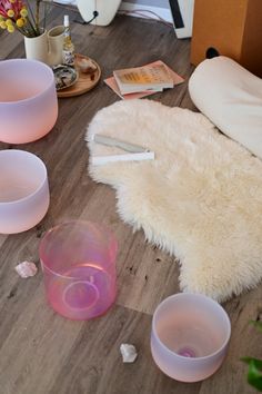 Crystals Living Room, Yoga Set Up, Crystal Singing Bowls Aesthetic, Sound Bath Set Up, Sound Bowl Aesthetic, Sound Healing Aesthetic, Singing Bowls Aesthetic, Sound Bath Aesthetic, Sound Bowls Healing