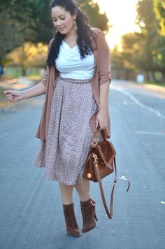 going full-steam ahead with browns and white. Spring Style Outfits, Skirt Booties, Layers Skirt, Cardigan Skirt, How To Wear Ankle Boots, Spring Girl, Dinner Outfit, Long Vest, Fashion Friday