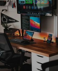 Setup dekstop inspiration Black White Home Office, Photographer Workspace, Black White Interior Design, Macbook Pro Apple, Home Office Workspace, Desk Workspace, Home Office Set Up, Apple Keyboard, Workspace Desk