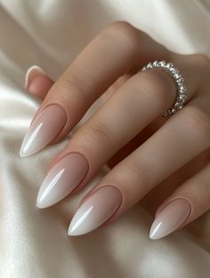 Natural Professional Nails, Modern French Nail Designs, Hombre French Nails, Beli Nokti, Timeless Nails, Classic French Nails, Feminine Nails, Ombre Chrome Nails, Gloss Nails