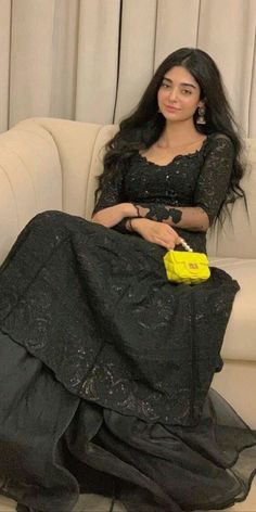 Saree Black Blouse, Aesthetic Saree Poses, Aesthetic Indian Wedding, Aesthetic Bollywood, Aesthetic Saree, Indian Wedding Aesthetic, Saree Aesthetic, Sarees Black, Aesthetic Indian