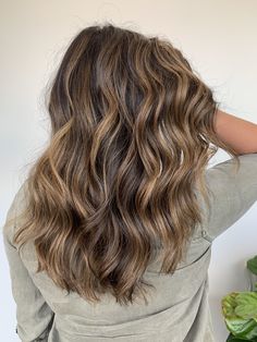 10 Major Winter Hair Colors, Winter Hair Colors, Brown Hair Inspo, Modern Haircuts, Hair Color Light Brown, Caramel Highlights, Brown Hair Balayage