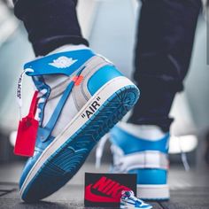 Air Jordan 1 Off White, Basketball Streetwear, Jordan 1 Off White, Sneaker Keychain, Jordan 1 Outfit, Air Jordan 1 Outfit