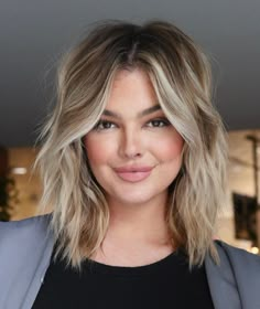 40 Stunning Medium Hairstyles for Round Faces Choppy Bob Hairstyles For Fine Hair, Chubby Face Haircuts, Hairstyle For Chubby Face, Choppy Haircuts, Mom Cut, Choppy Bob Hairstyles, Mid Length Hair