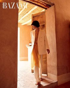 Model wears desert-colors-hot weather tailored elegance for Harper's Bazaar Arabia march 2022. Desert Photography Model, Morrocan Fashion, Sofia Sanchez, Morocco Fashion, Mexico Fashion, South By Southwest, Hermes Style, Campaign Fashion, Arab Fashion